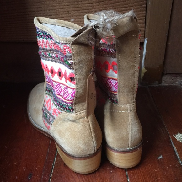 NWT Embroidered Suede Boots April Daze - Picture 6 of 8